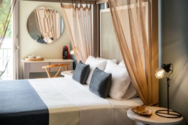 Deluxe Room with Hot Tub