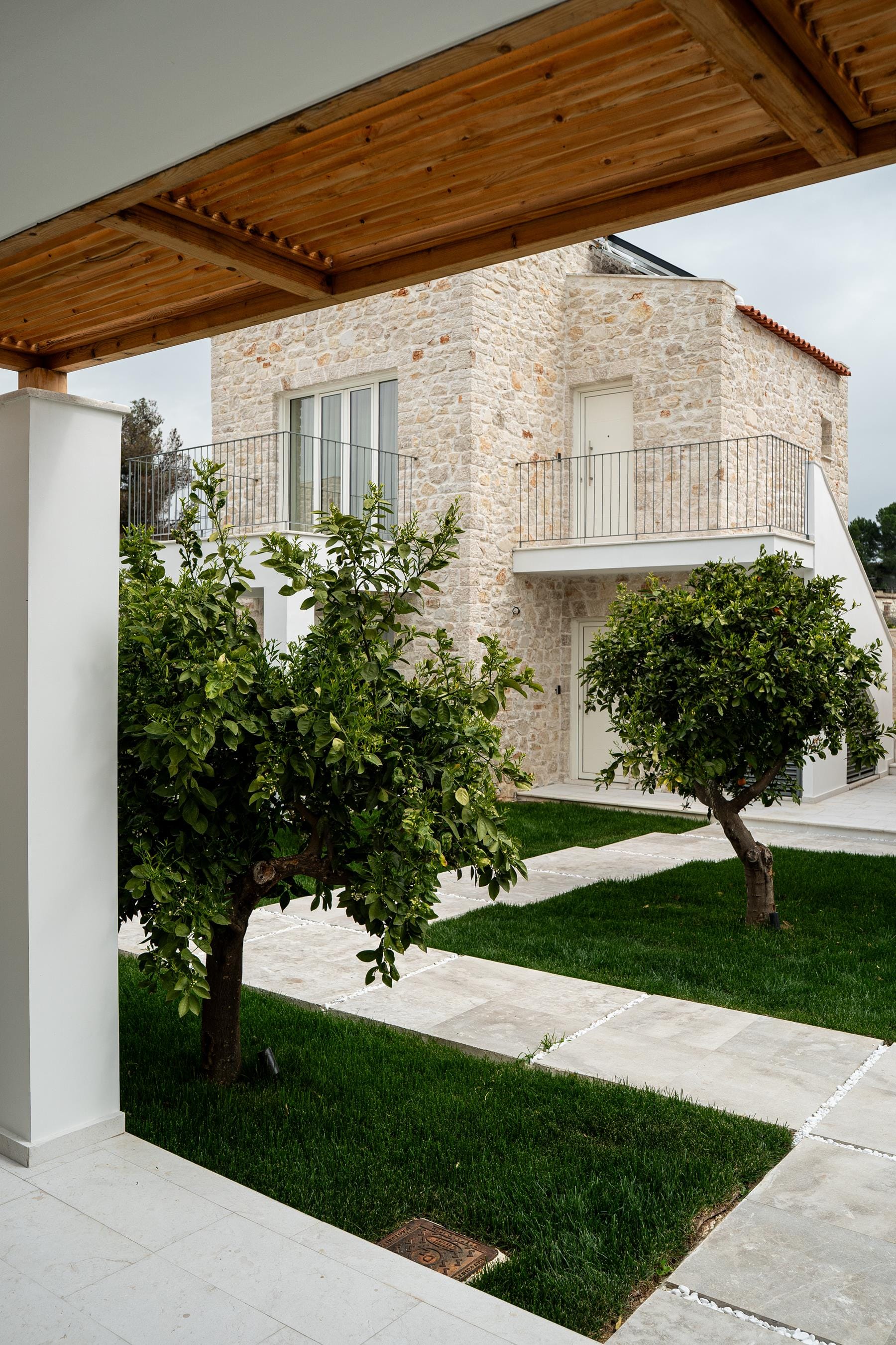 a tree in front of a building