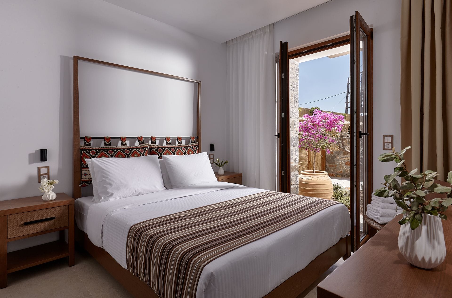 One Bedroom Suite with Outdoor Hot tub and Private Garden