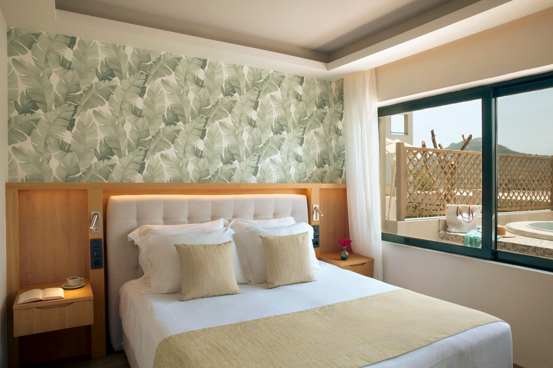 dolce-athens_executive-suite-sea-view-with-hot-tub-4