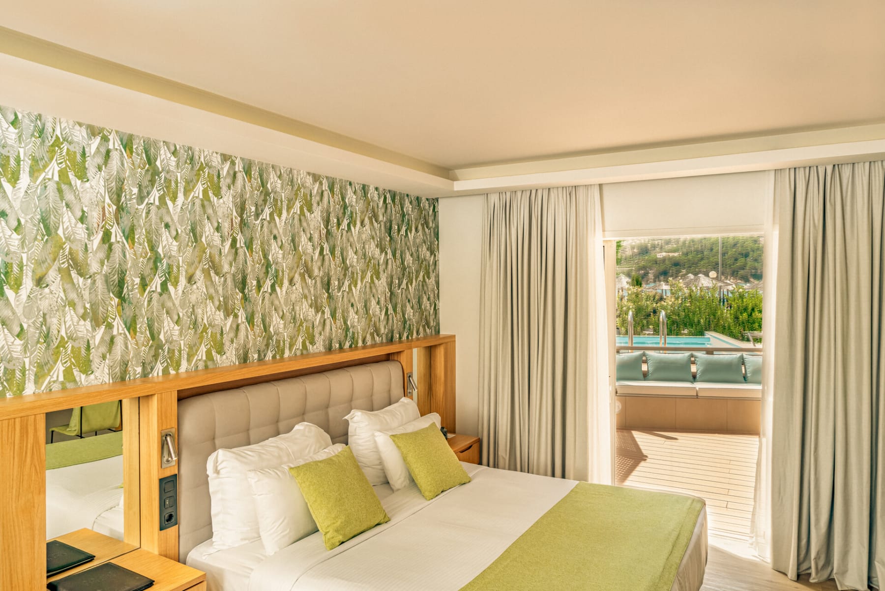 dolce-athens_bungalow-suite-sea-view-with-private-pool-7