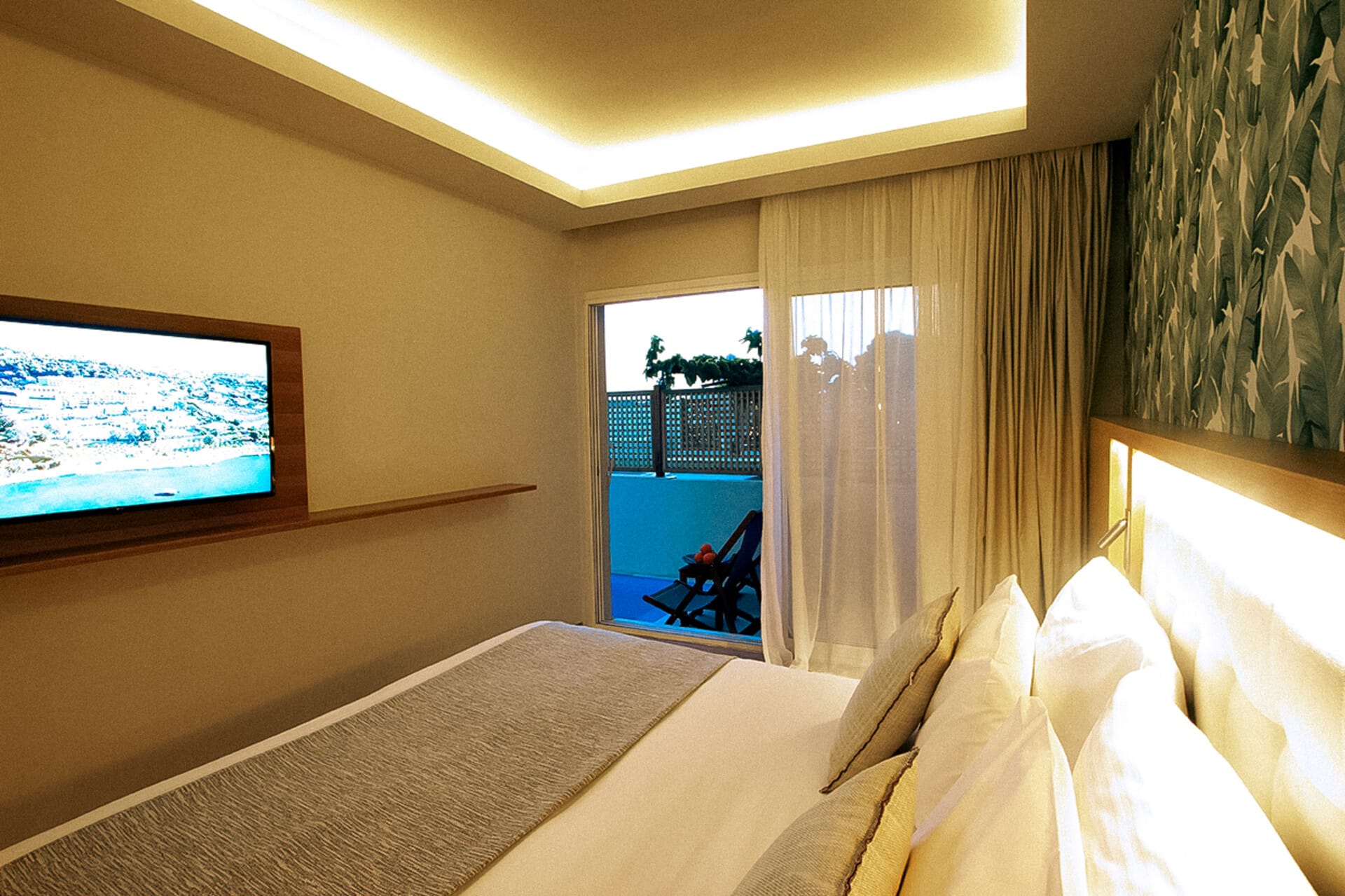 dolce-athens_executive-2-bedroom-family-room-with-private-pool-3