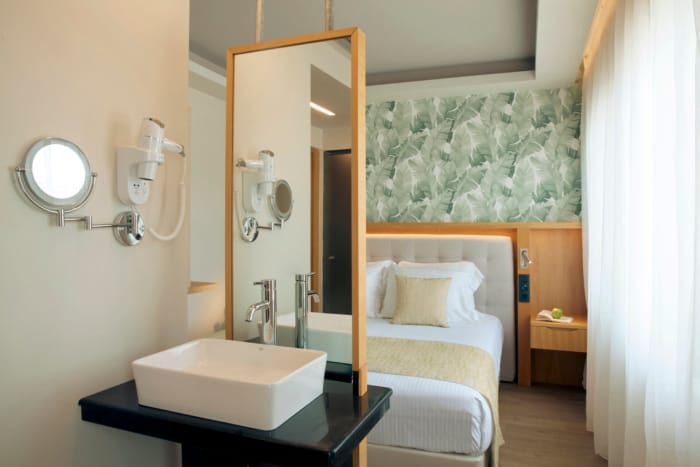 dolce-athens_executive-maisonette-with-private-hot-tub-12