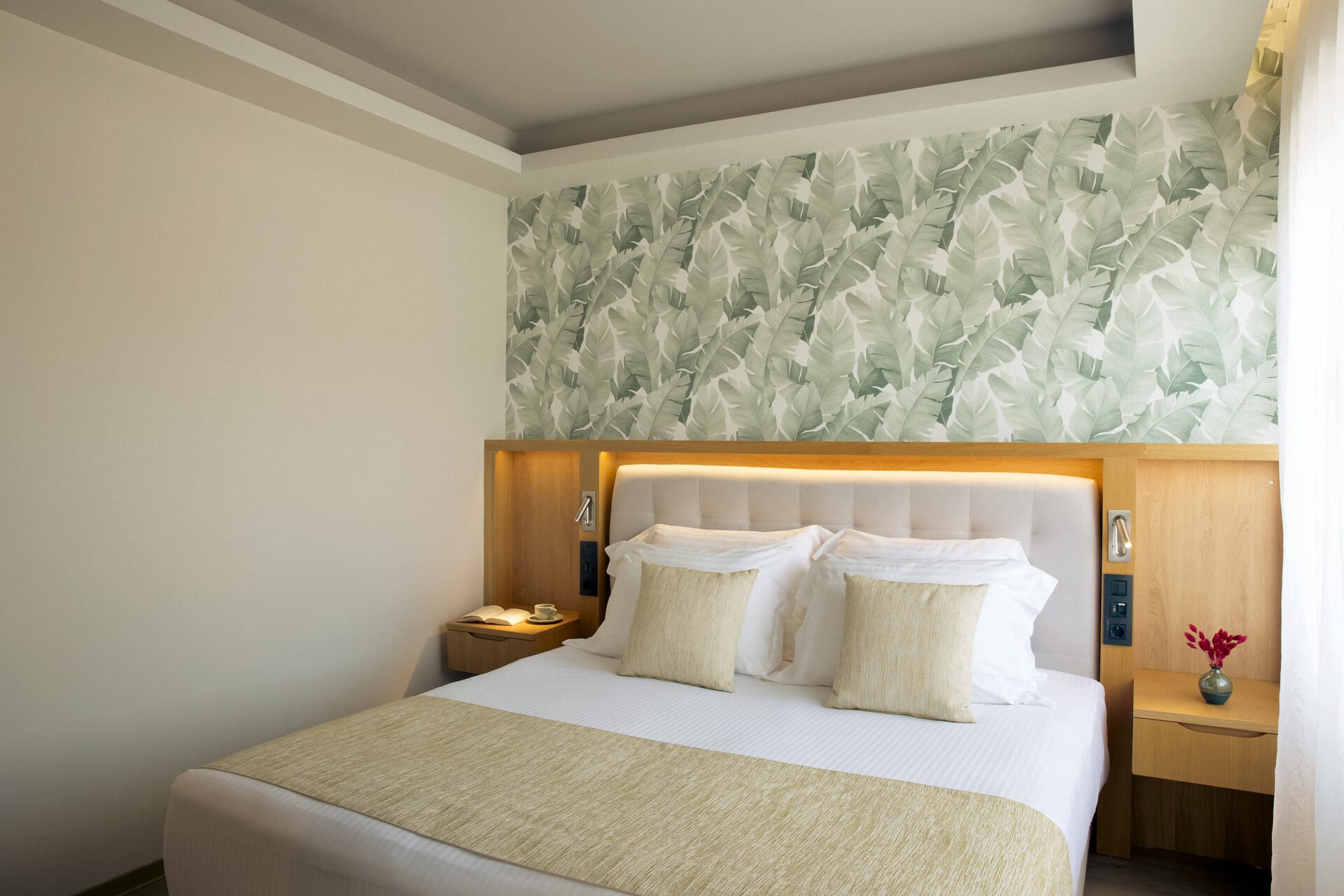 dolce-athens_executive-one-bedroom-suite-sea-view-7