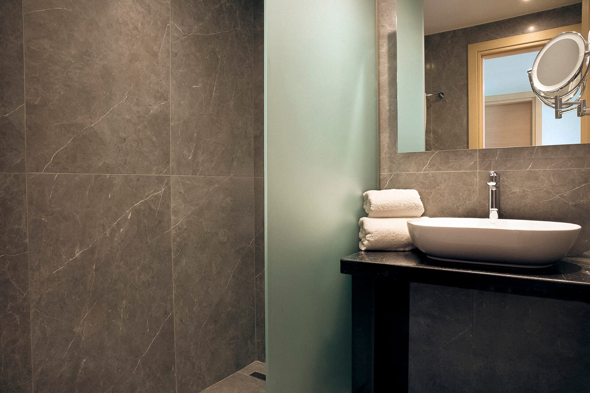 dolce-athens_executive-suite-sea-view-4