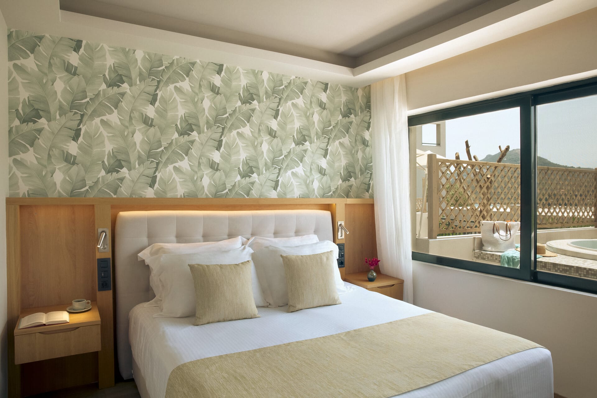 dolce-athens_executive-suite-sea-view-with-hot-tub-4