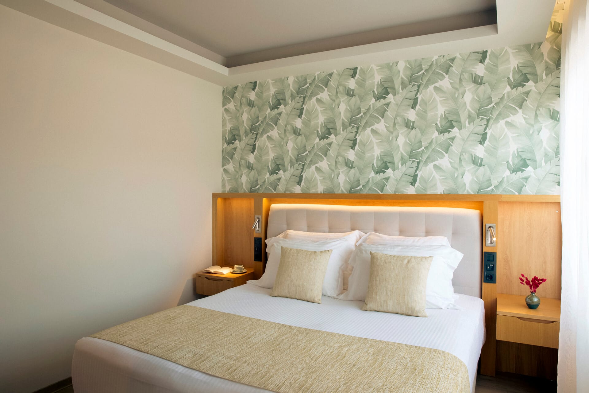 dolce-athens_executive-one-bedroom-suite-sea-view-7