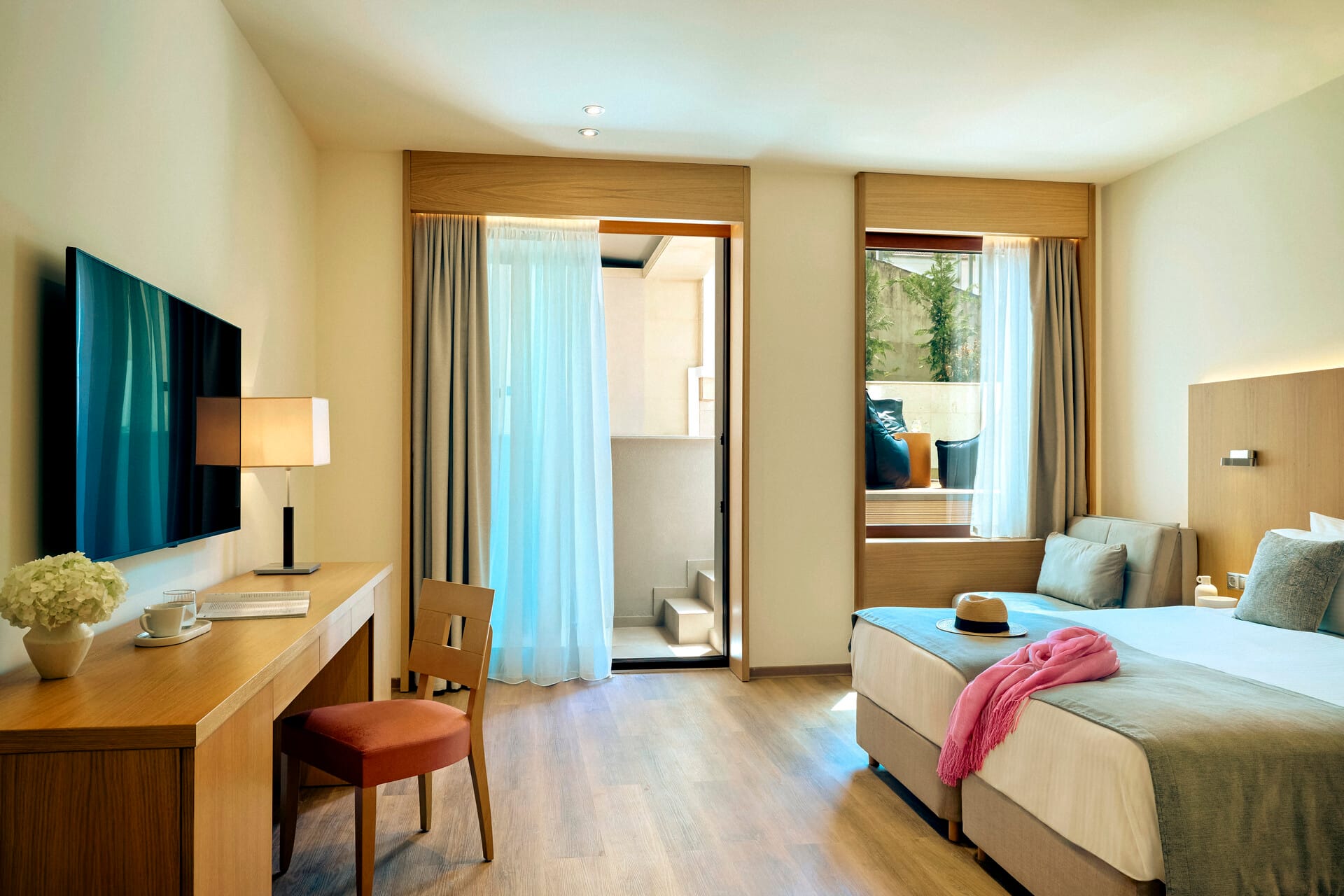 lazart_executive-suite-private-pool-12