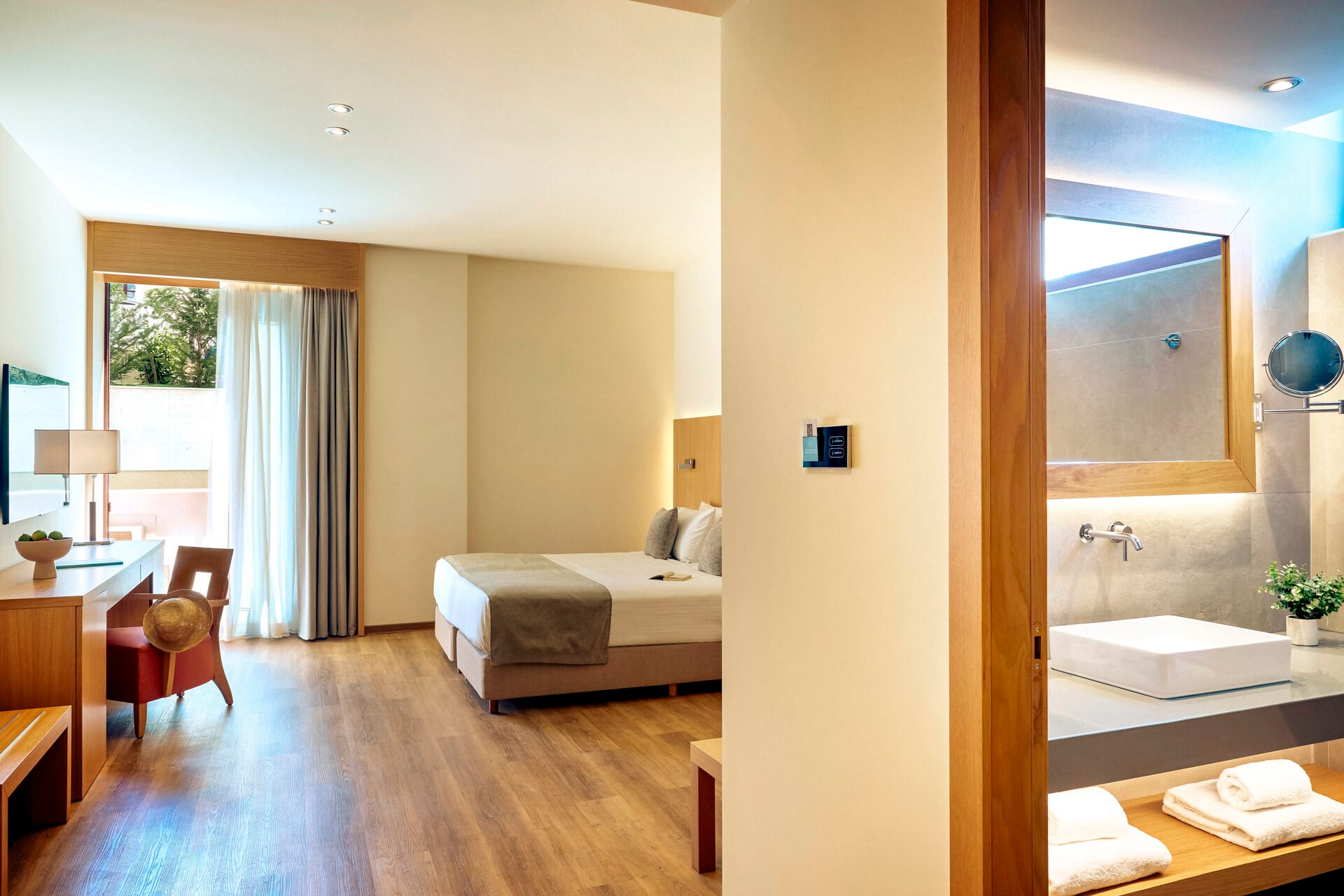 lazart_executive-suite-sharing-pool-4