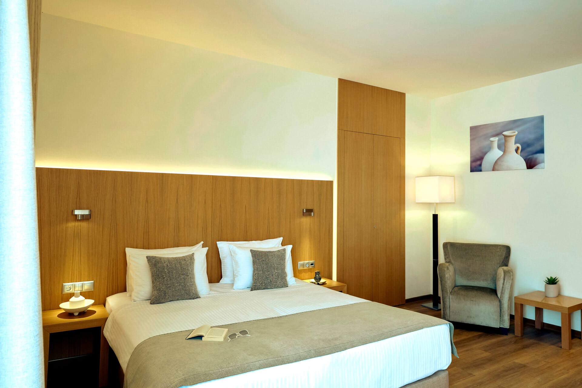 lazart_executive-suite-sharing-pool-10