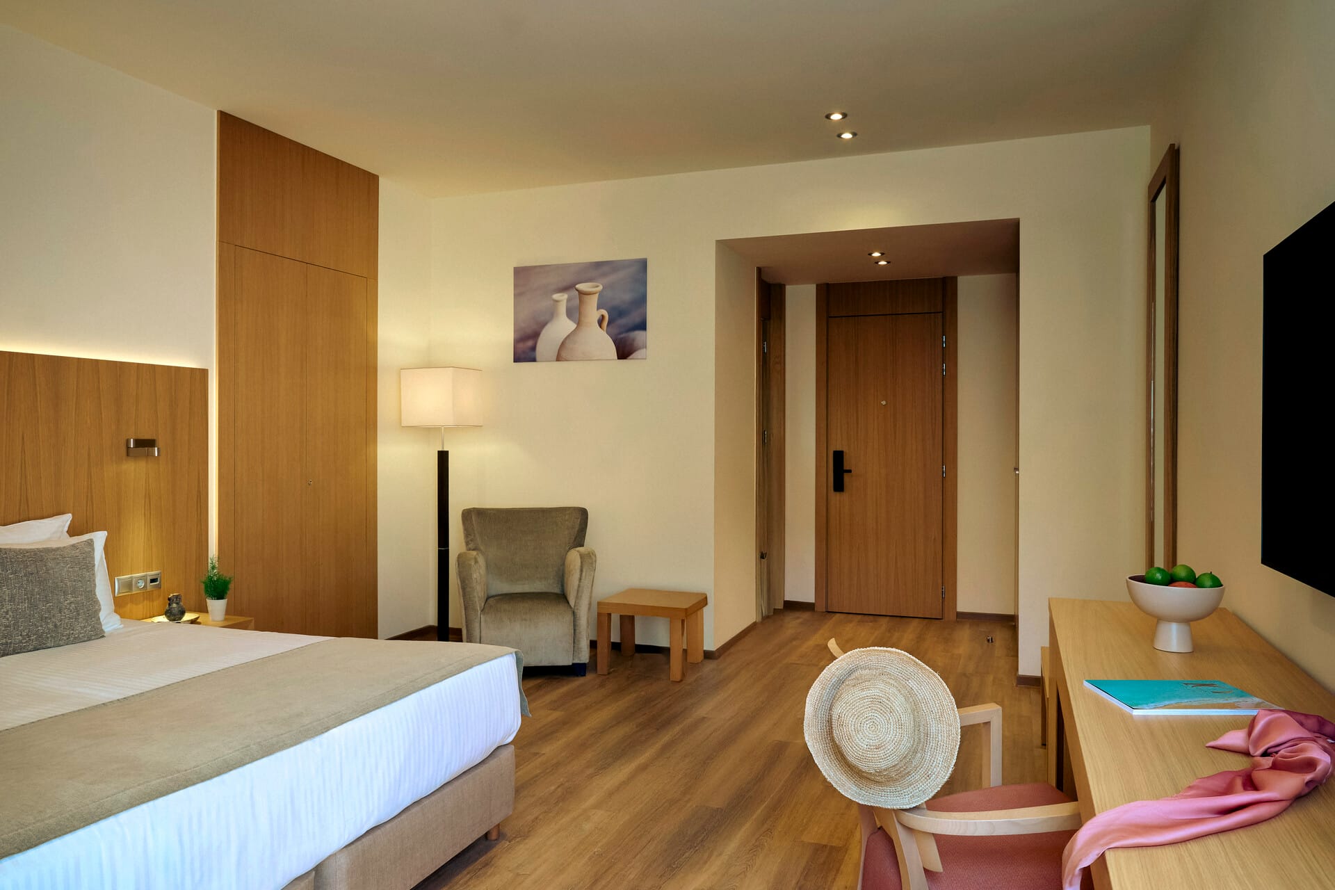 lazart_executive-suite-sharing-pool-11