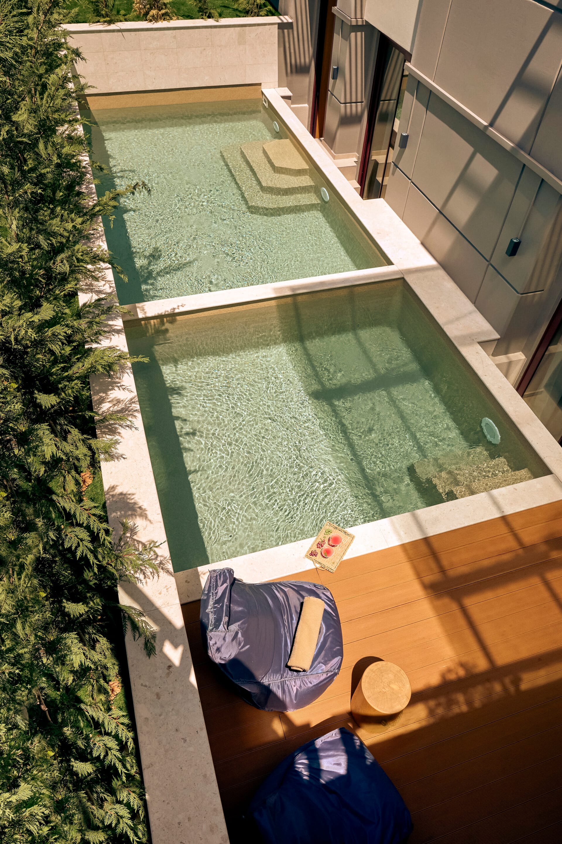 lazart_executive-suite-sharing-pool-17