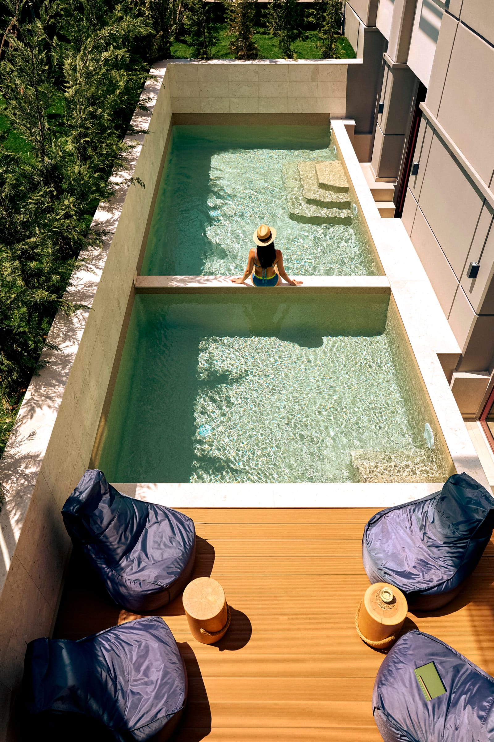 lazart_executive-suite-sharing-pool-18