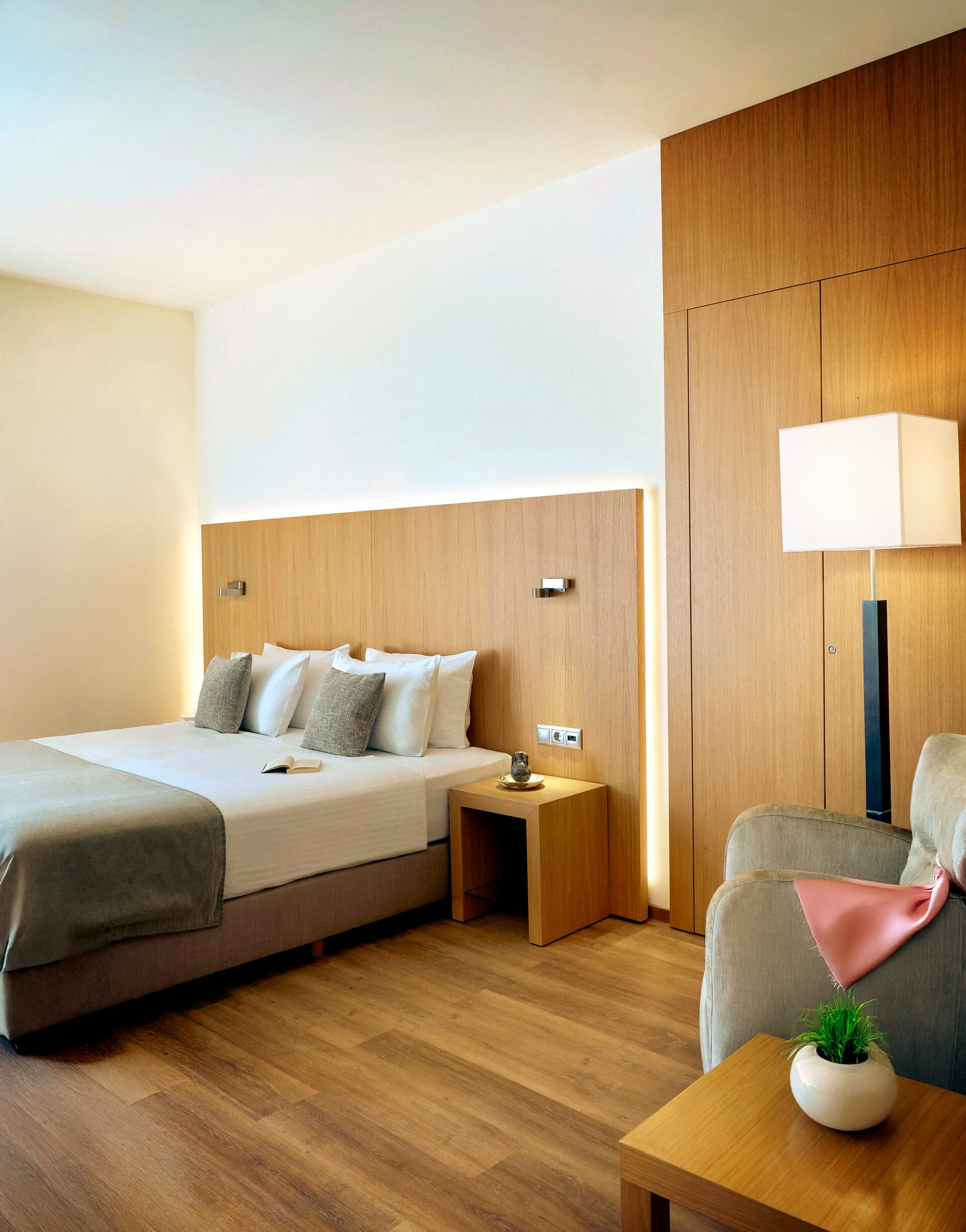 lazart_executive-suite-sharing-pool-7