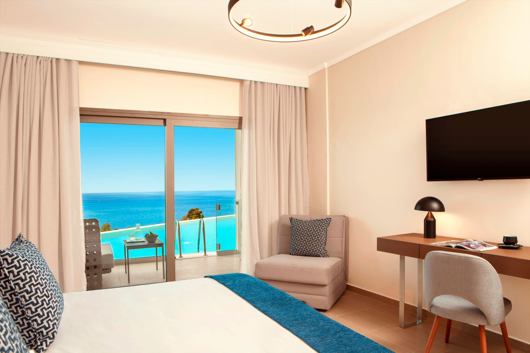 ajul_deluxe-double-room-with-sharing-pool-4