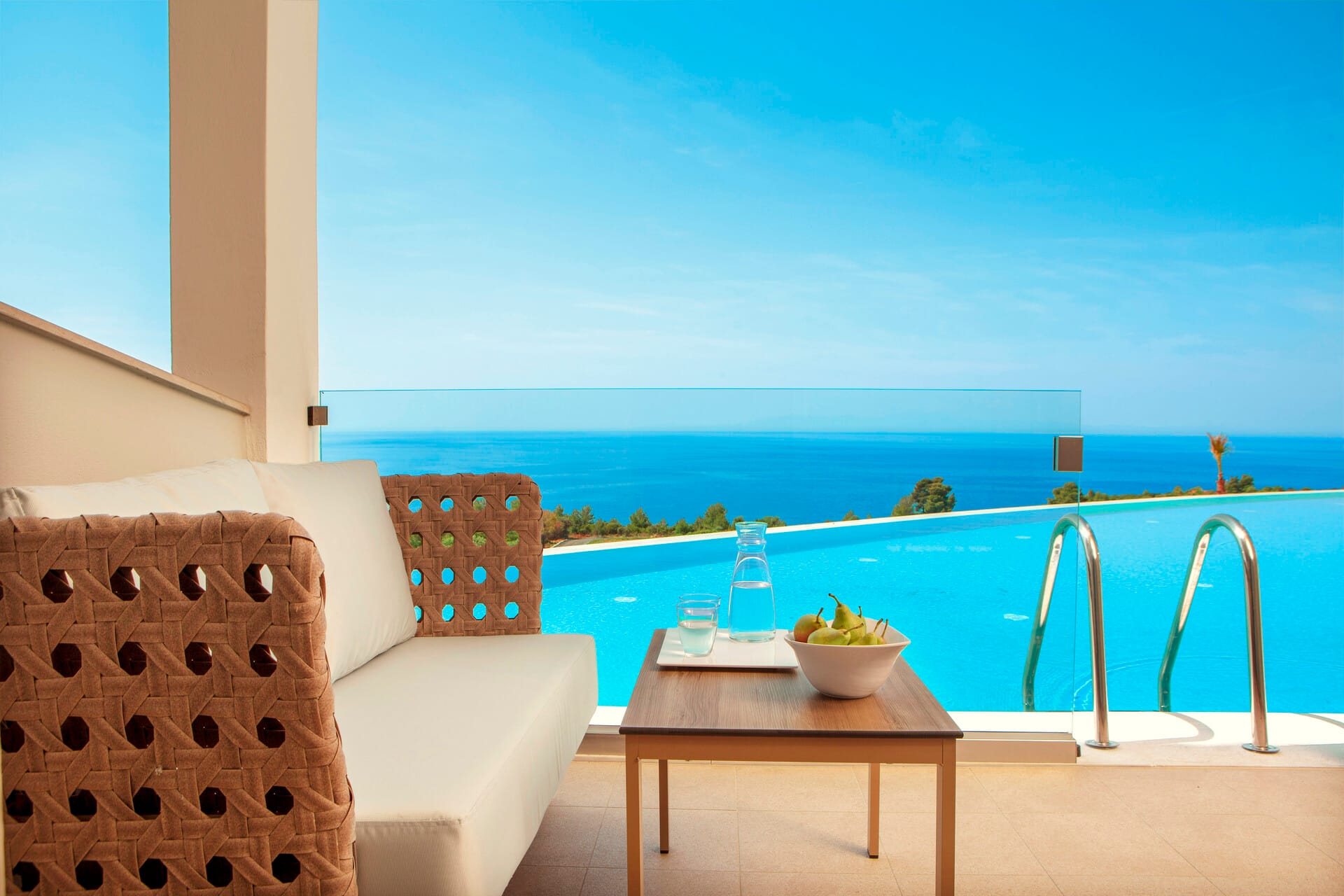 ajul_deluxe-double-room-with-sharing-pool-6