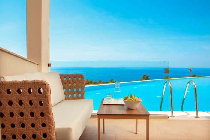 ajul_deluxe-double-room-with-sharing-pool-6