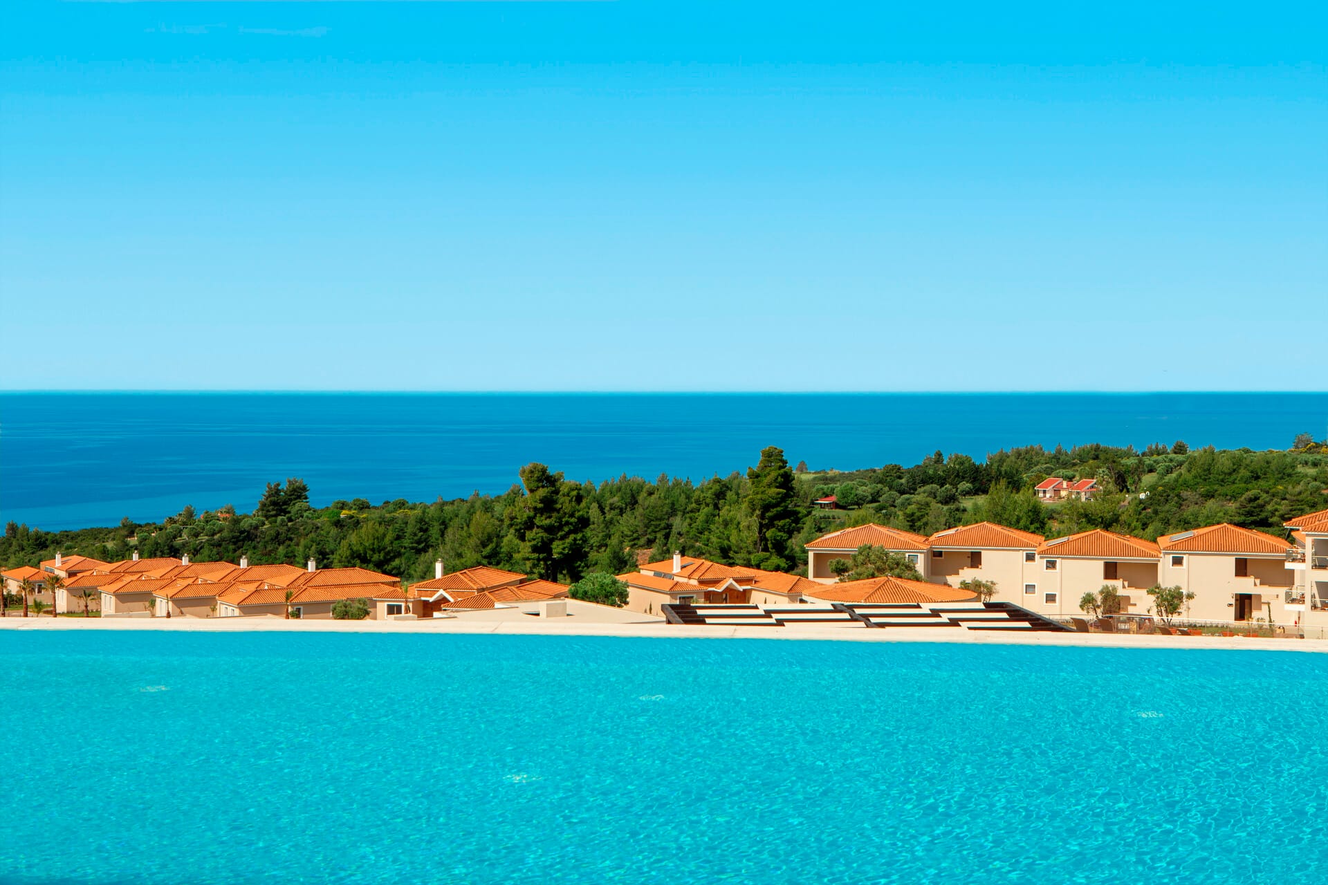 ajul_deluxe-family-room-sharing-pool-1