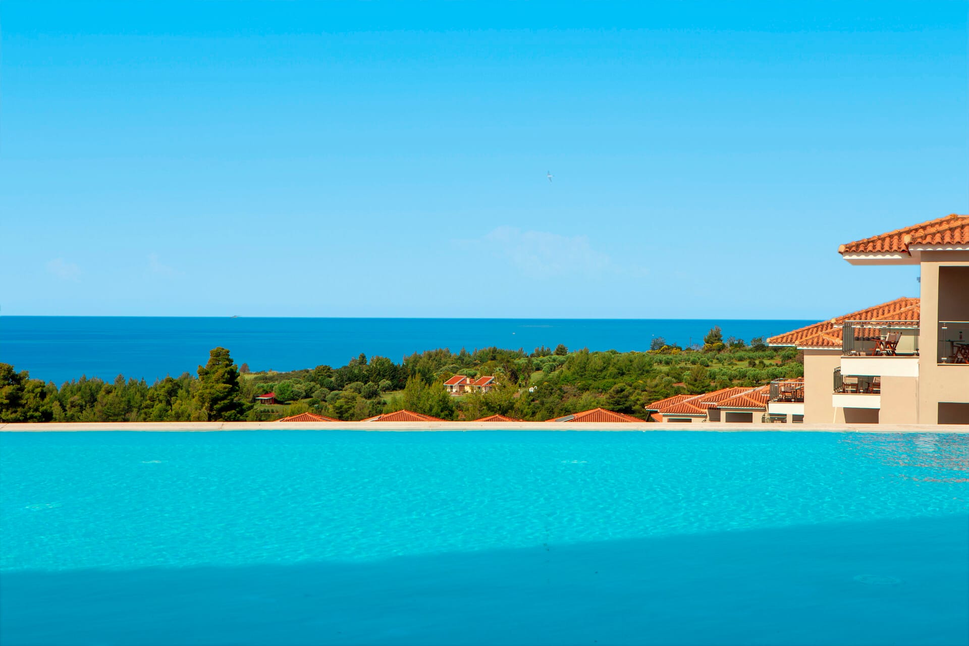 ajul_deluxe-family-room-sharing-pool-2