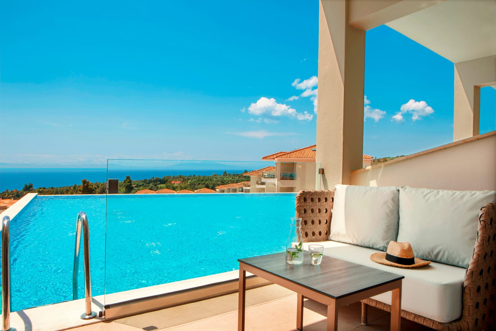 ajul_deluxe-family-room-sharing-pool-3