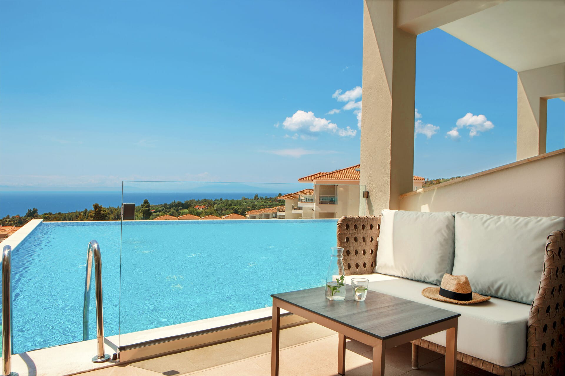 ajul_deluxe-family-room-sharing-pool-3