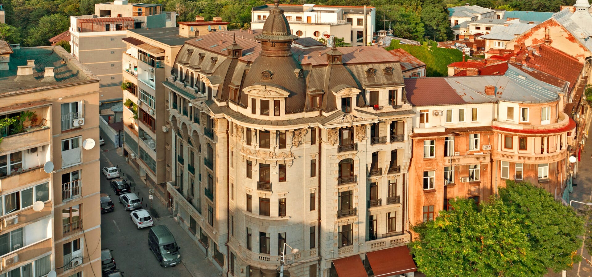a city with many buildings
