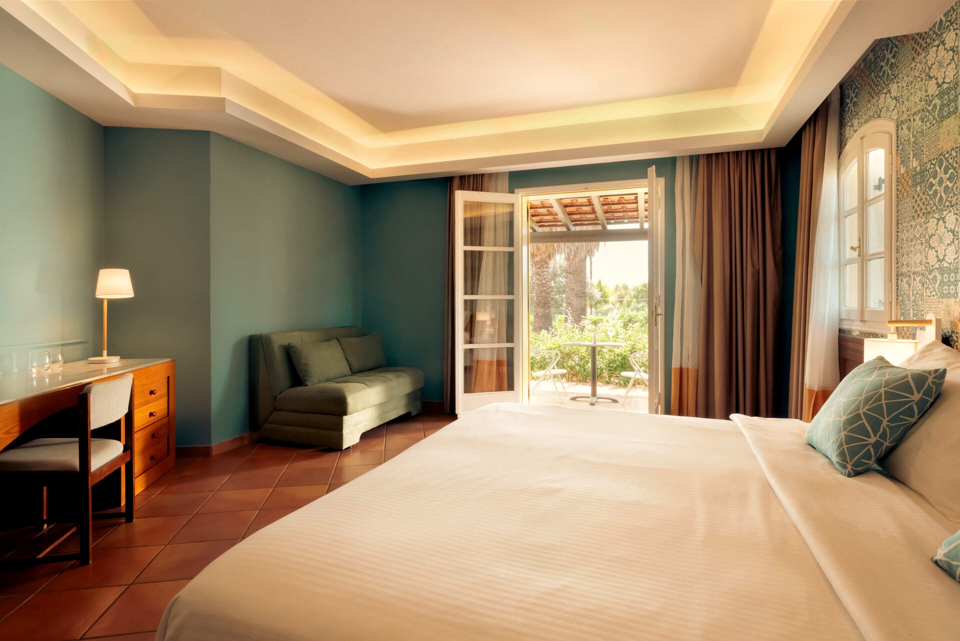 eretria_deluxe-family-room-garden-view-6