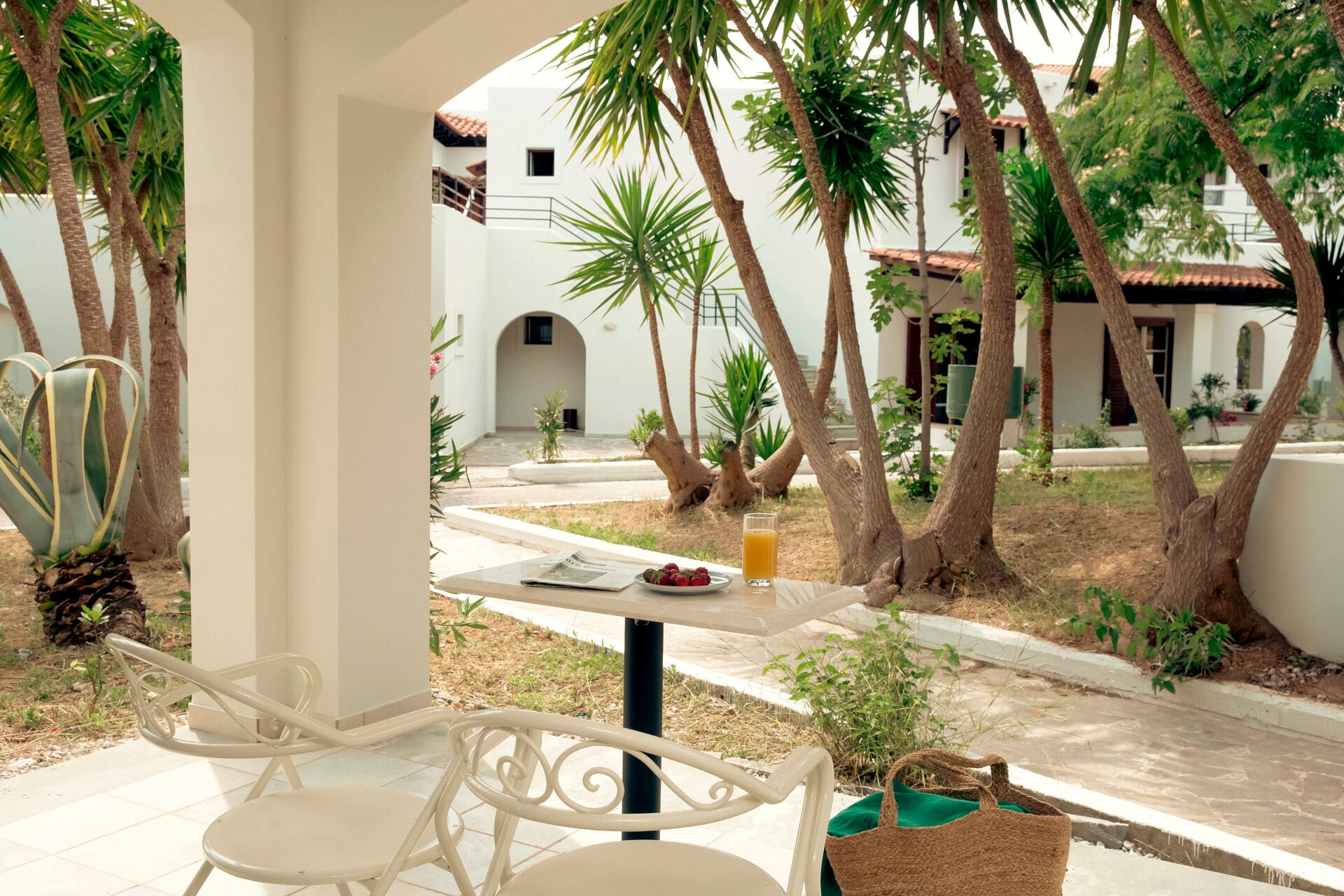 eretria_deluxe-family-room-garden-view-7