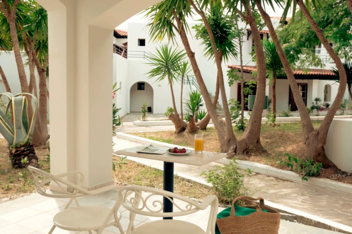 eretria_deluxe-family-room-garden-view-7