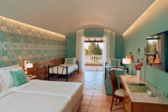 eretria_deluxe-family-room-sea-view-2
