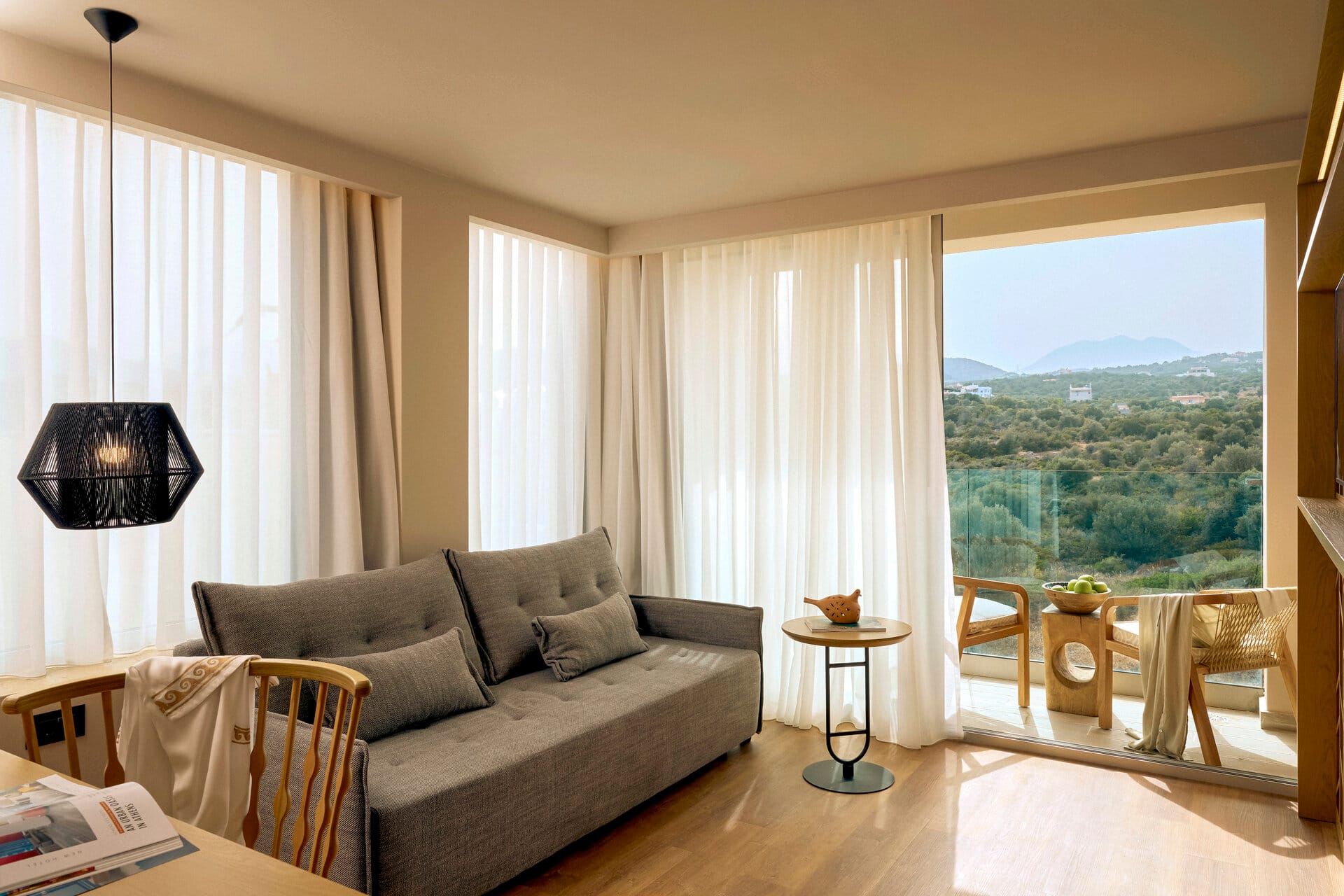 eleva_mirabello_family-1-bedroom-junior-suite-8