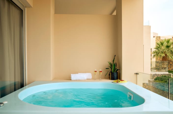 eleva_mirabello_family-1-bedroom-junior-suite-plunge-pool-10