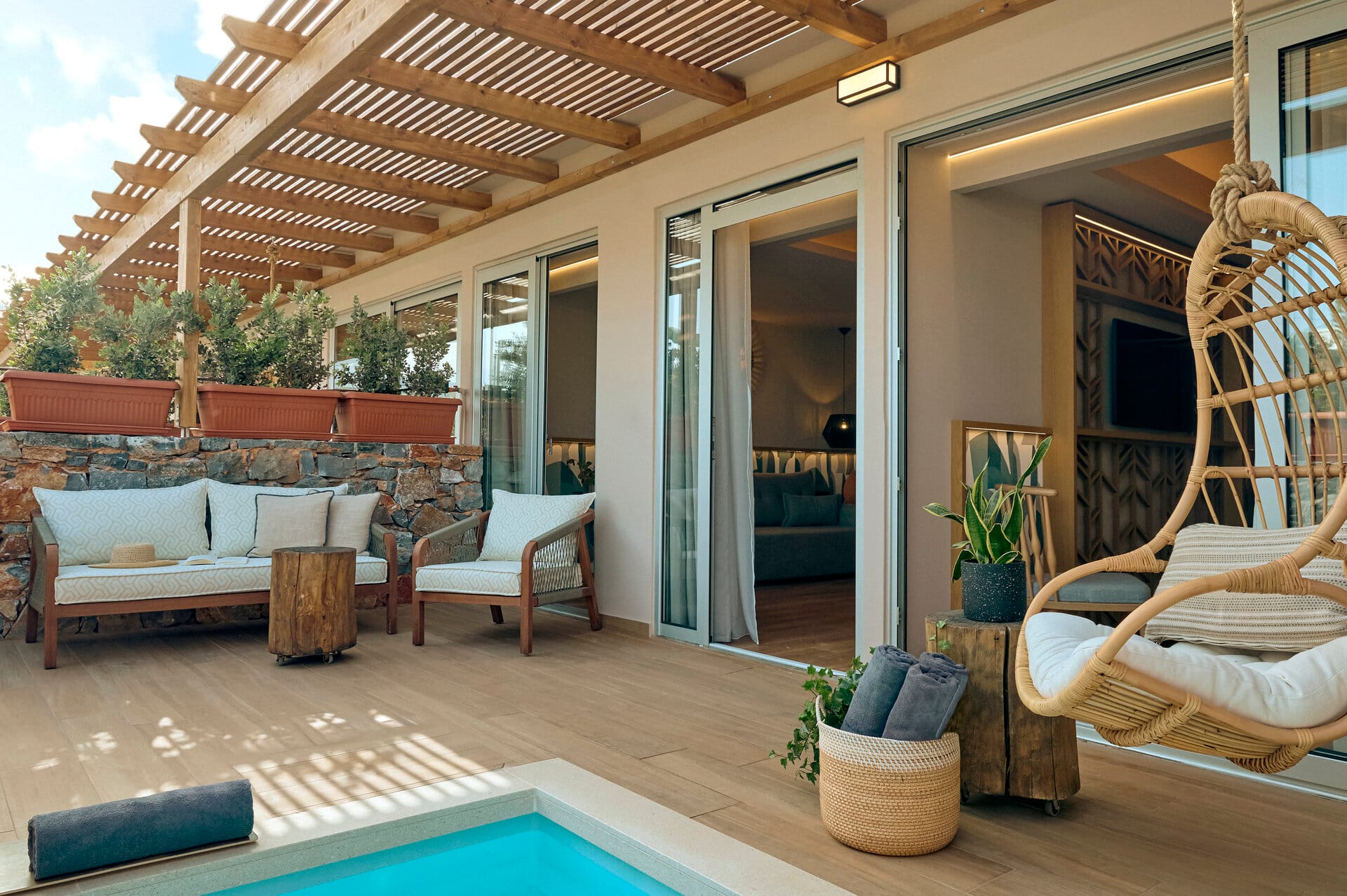 eleva_mirabello_family-1-bedroom-junior-suite-plunge-pool-4