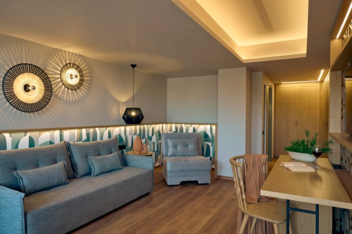 eleva_mirabello_family-1-bedroom-junior-suite-plunge-pool-8