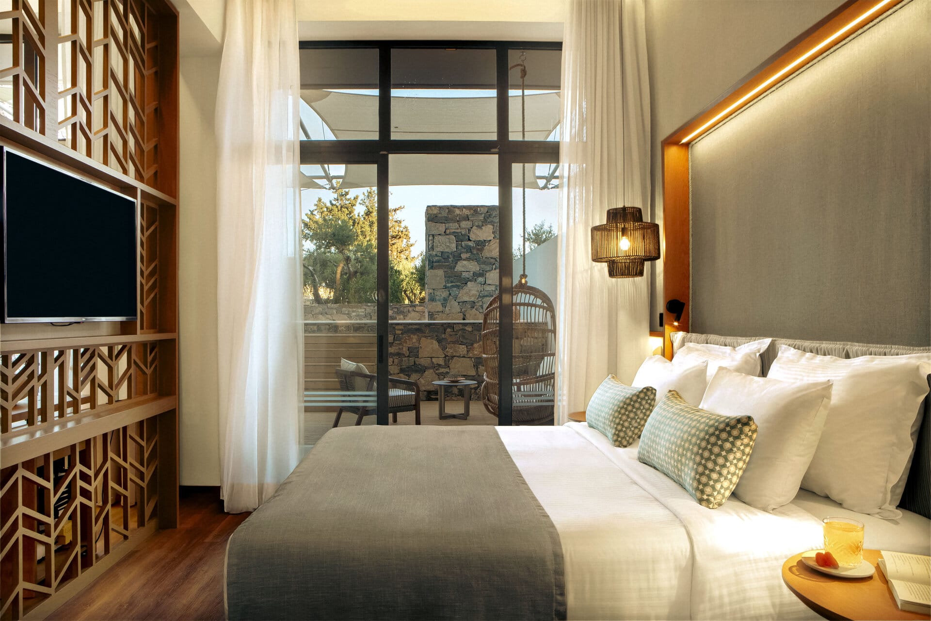 eleva_mirabello_honeymoon-suite-with-private-pool-whirpool-22