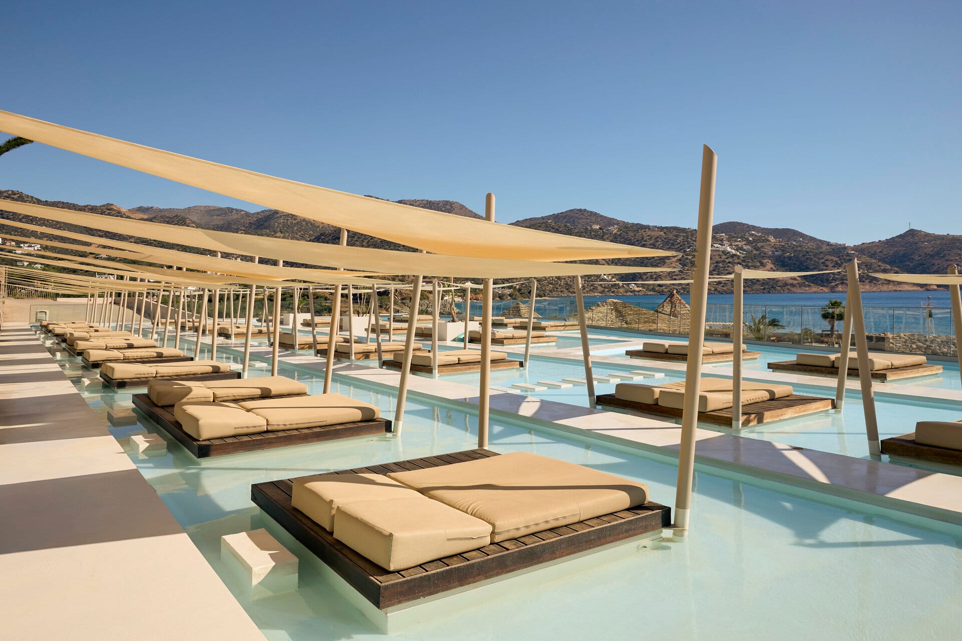 eleva_mirabello_lagouna-sip-n-dip-pool-bar-13