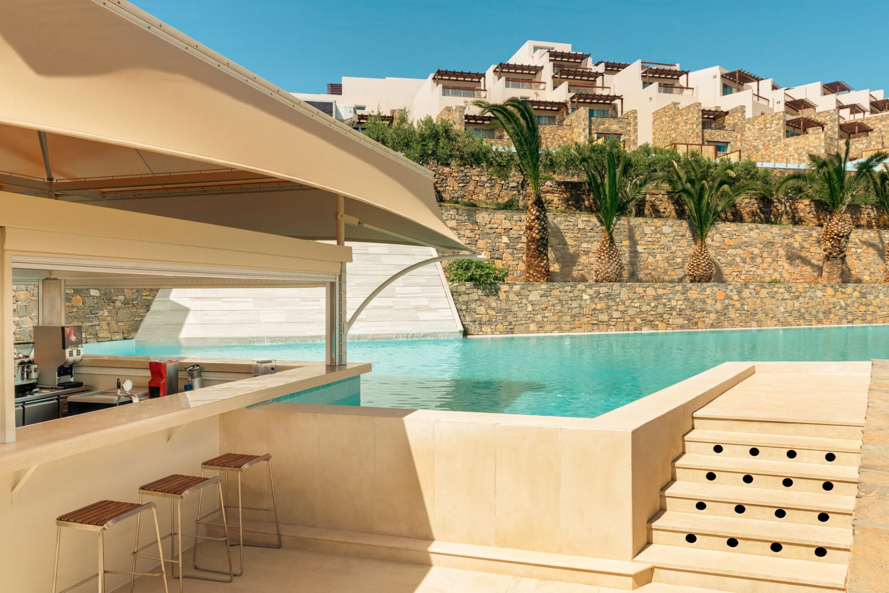 eleva_mirabello_lagouna-sip-n-dip-pool-bar-20