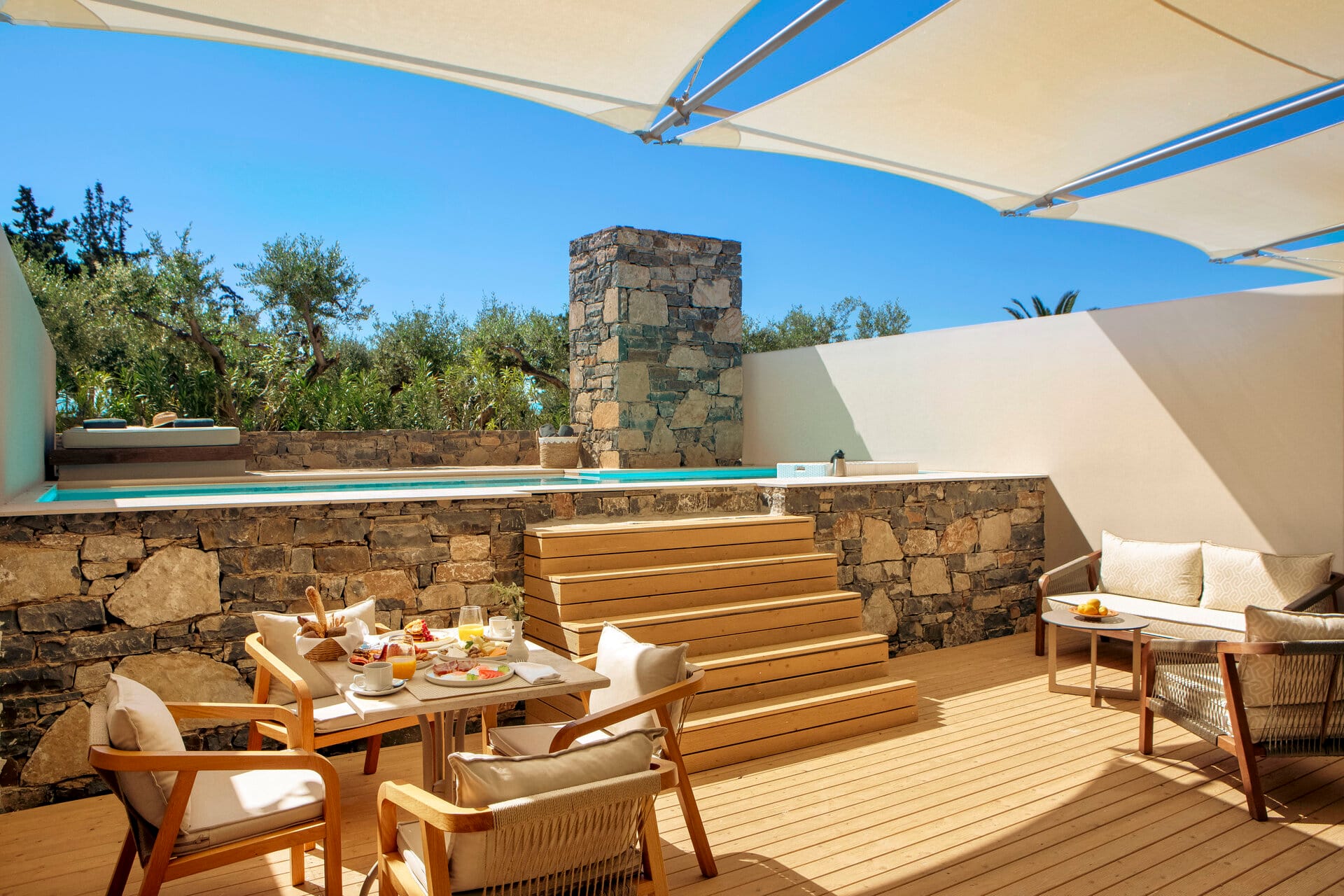 eleva_mirabello_main_honeymoon-suite-with-private-pool-whirpool-1